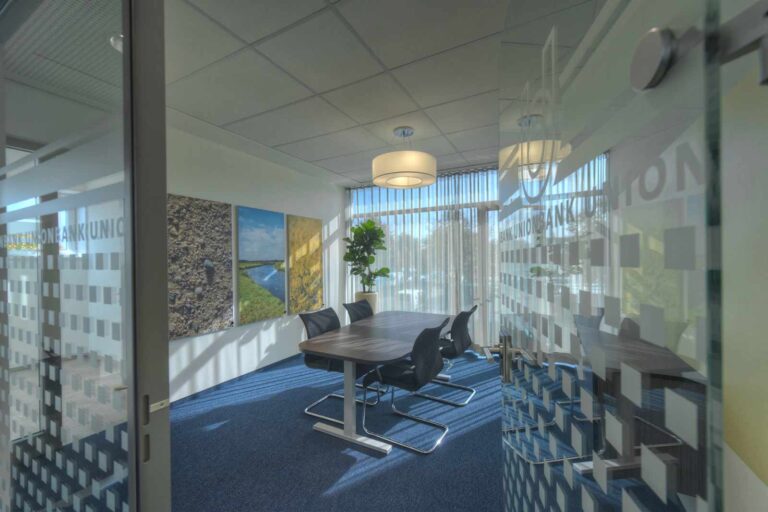 Besprechungsraum vom Flur aus, Neubau Union-Bank Harrislee, © Dirk Egelkamp Neubau Union-Bank Harrislee, Besprechungsraum vom Flur aus