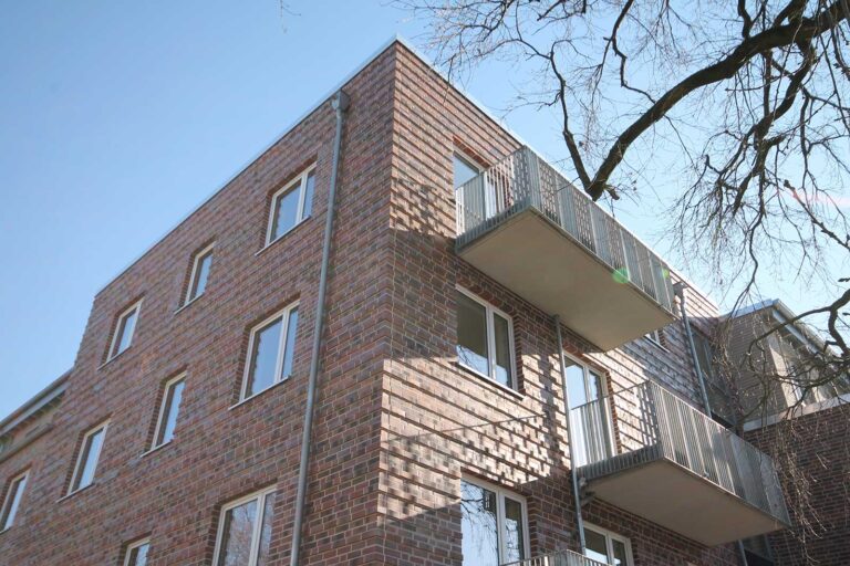 Gebäudeecke mit Balkonen – Familienfreundliches Wohnen in Hamburg-Stellingen, © Andrea Kumm Familienfreundliches Wohnen in Hamburg-Stellingen – Gebäudeecke mit Balkonen