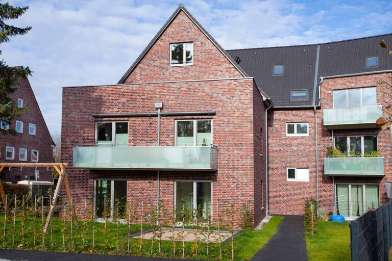 Gartenansicht – Vielfältiger Wohnungsbau in HH-Sasel, © Andrea Kumm Vielfältiger Wohnungsbau in HH-Sasel, Gartenansicht