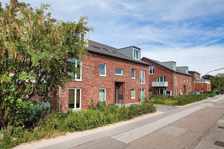 Straßenansicht: 20 Wohnungen 2 Mehrfamilienhäuser, © Andrea Kumm 20 Wohnungen 2 Mehrfamilienhäuser, Straßenansicht