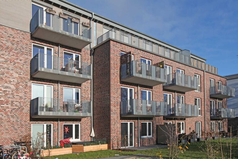 Rückansicht mit Balkonen und Gärten – Familienfreundliches Wohnen in Hamburg-Stellingen, © Andrea Kumm Familienfreundliches Wohnen in Hamburg-Stellingen – Rückansicht mit Balkonen und Gärten