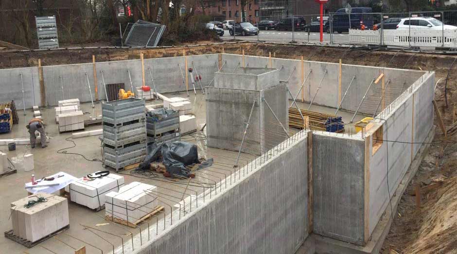 Sohlplatte KfW-40 Mehrfamilienhaus in Hamburg-Langenhorn Schon im Bau, sieht man die künftiege Form des Gebäudes: Sohlplatte KfW-40 Mehrfamilienhaus in Hamburg-Langenhorn