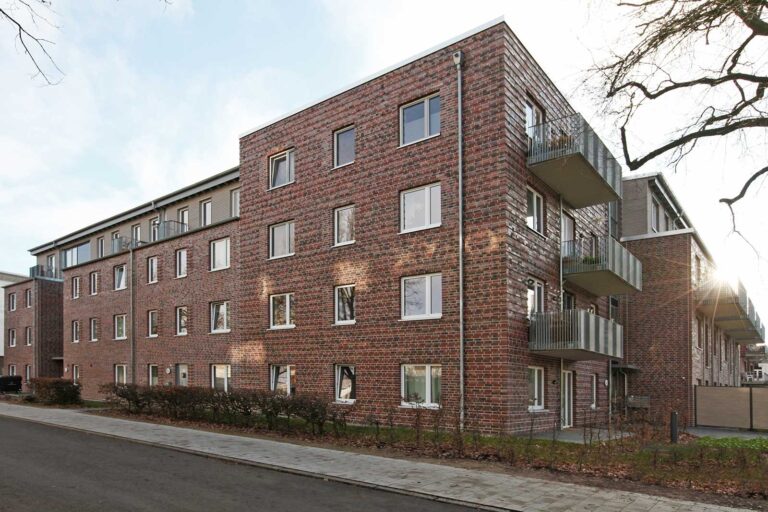 Straßenansicht – Familienfreundliches Wohnen in Hamburg-Stellingen, © Andrea Kumm Familienfreundliches Wohnen in Hamburg-Stellingen – Straßenansicht