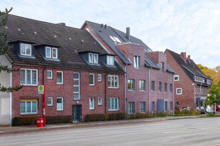 Straßenzug – Vielfältiger Wohnungsbau in HH-Sasel, © Andrea Kumm Vielfältiger Wohnungsbau in HH-Sasel, Straßenzug