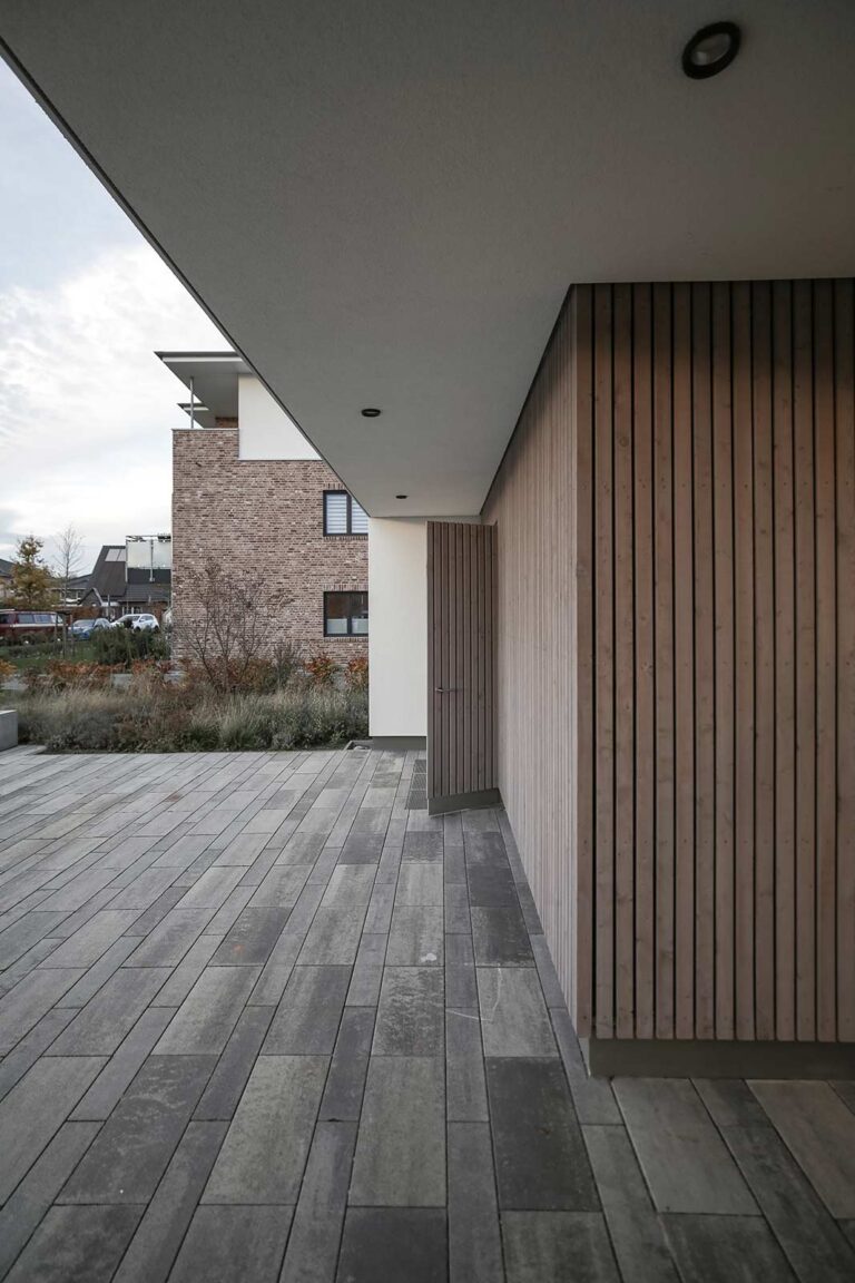 Kirchliches Gemeindezentrum Hasloh mit Holzbaufassade, Eingang, Detail, ©arnephotography Detail Eingang, Kirchliches Gemeindezentrum Hasloh mit Holzbau Fassade, Foto ©arnephotography