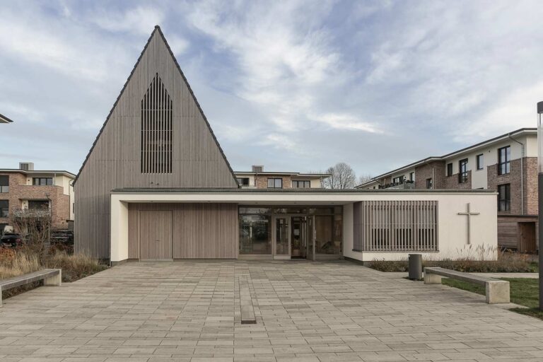 Kirchliches Gemeindezentrum Hasloh mit Holzbaufassade, Gesamtansicht vom Vorplatz, ©arnephotography Gesamtansicht vom Vorplatz, Gemeindezentrum Hasloh mit Holzbau Fassade, Foto ©arnephotography
