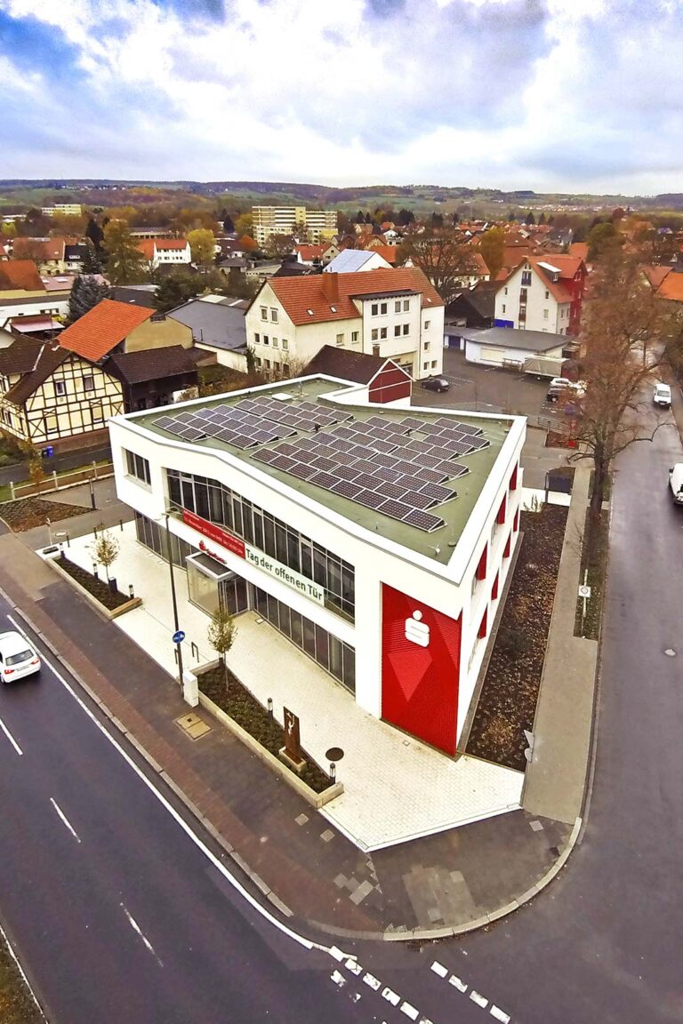 Neubau mit Betonkerntemperierung, Dachansicht mit Photovoltaikanlage Dachansicht mit Photovoltaikanlage der Sparkassenfiliale Grone mit Betonkerntemperierung