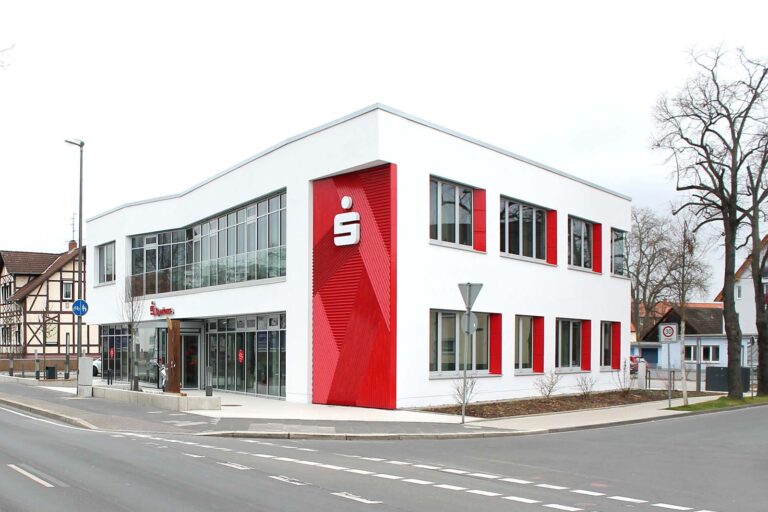 Neubau mit Betonkerntemperierung, Straßenansicht Straßenansicht der Sparkassenfiliale Grone mit Betonkerntemperierung