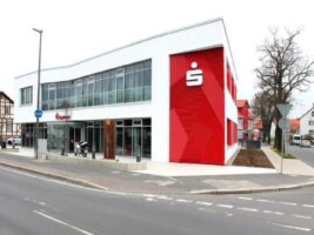 Neubau mit Betonkerntemperierung, Eingangsbereich Eingangsbereich der Sparkassenfiliale Grone mit Betonkerntemperierung