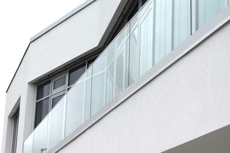 Neubau mit Betonkerntemperierung: Gebäudeecke mit Terrasse Terrasse am Neubau der Sparkassenfiliale Grone mit Betonkerntemperierung