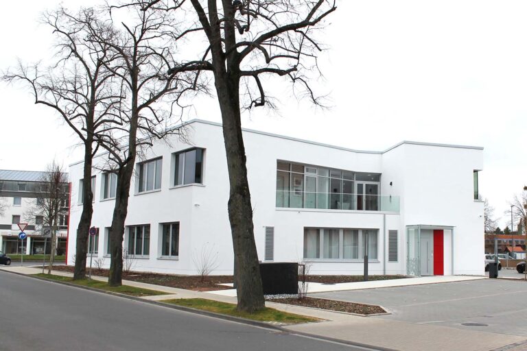 Stellplätze: Sparkassen-Neubau mit Betonkerntemperierung Ansicht von Parkplatz: Sparkassen-Neubau mit Betonkerntemperierung und Geothermie