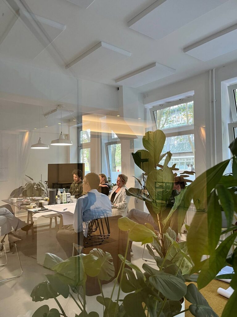 Team von Stadtblick Architekten Hamburg im hinteren Besprechungsraum beim Workshop.