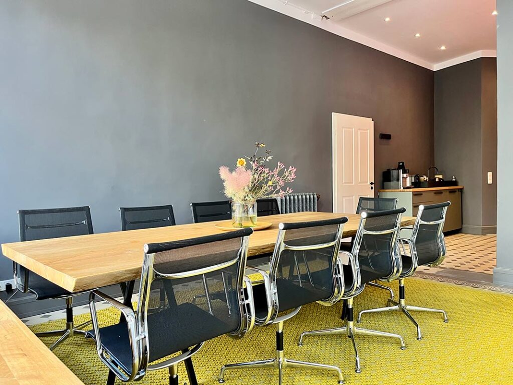 Der Besprechungsraum mit Schaufenster und Teeküche von Stadtblick Architekten Hamburg.