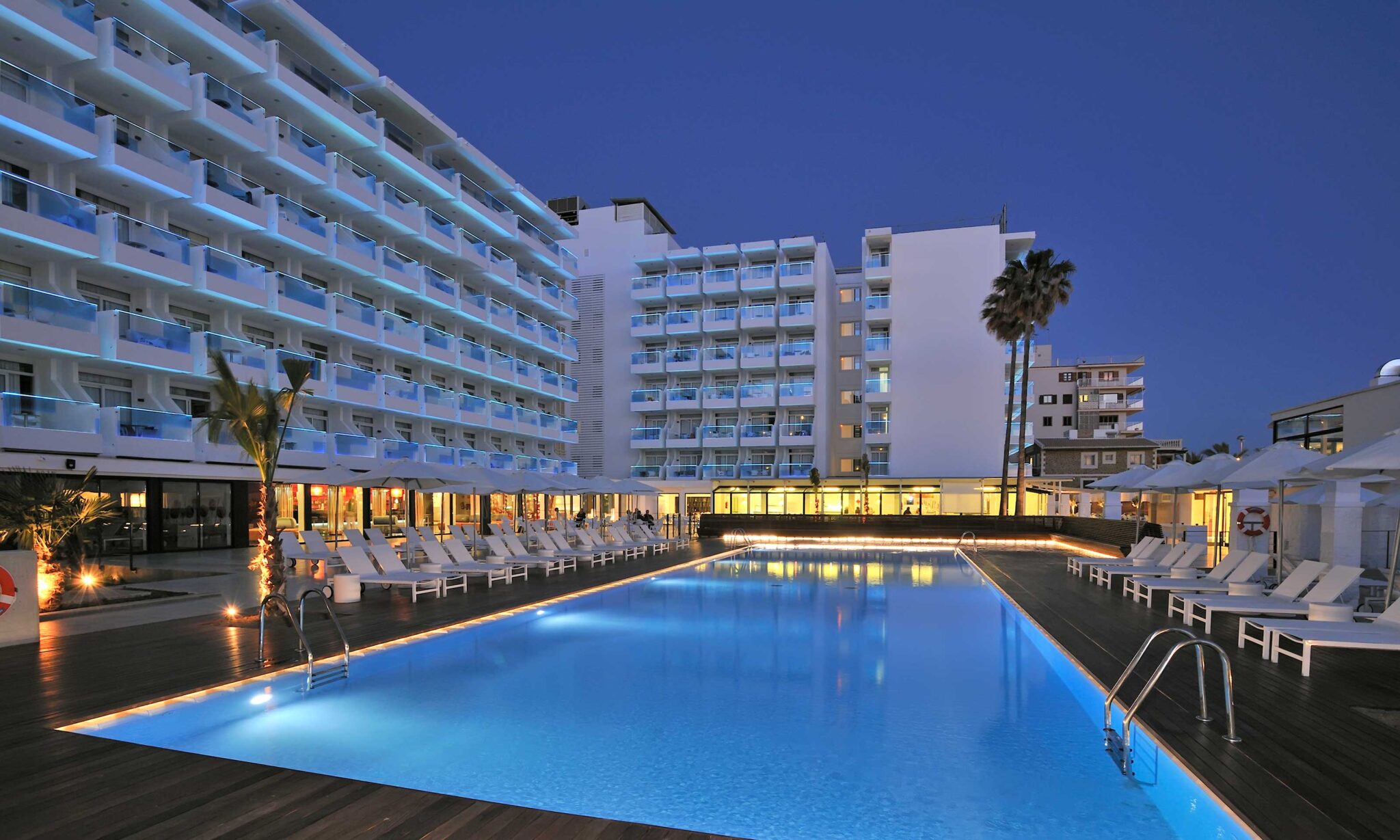 Modernisierung und Umbau Hotel, Außenansicht mit Pool