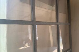Restauriertes Fenster in der ehemaligen Papierfabrik Hohenofen, Sanierungskonzept Denkmal
