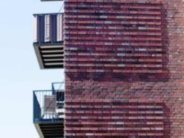 fassade-balkone-foto-andrea-kumm Ziegelfassade mit Relief strukturiert große Flächen und macht diese lebendig.