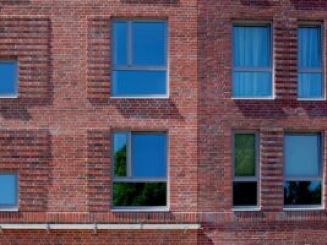 klinkerfassade-mit-fenstern-foto-andrea-kumm Lebendige Fassadengestaltung mit Fenstern und Ziegeln