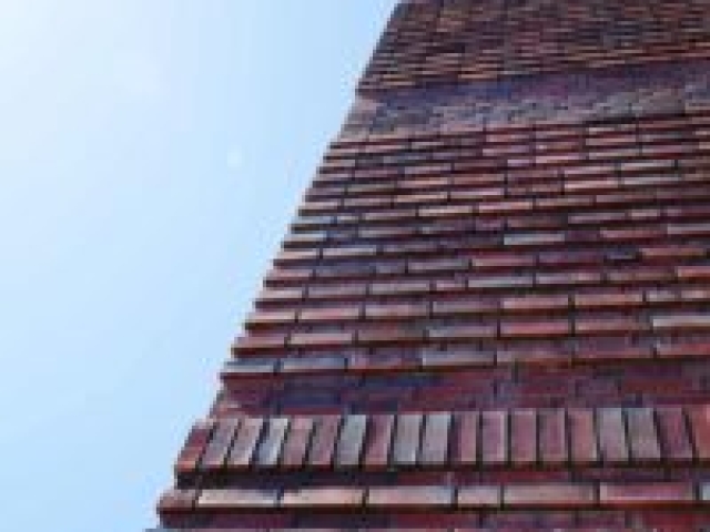 klinkerfassade-schmuckbaender-foto-andrea-kumm Die Ziegelfassade mit Reliefbildung: Besonders lebendig bei Sonnenschein.
