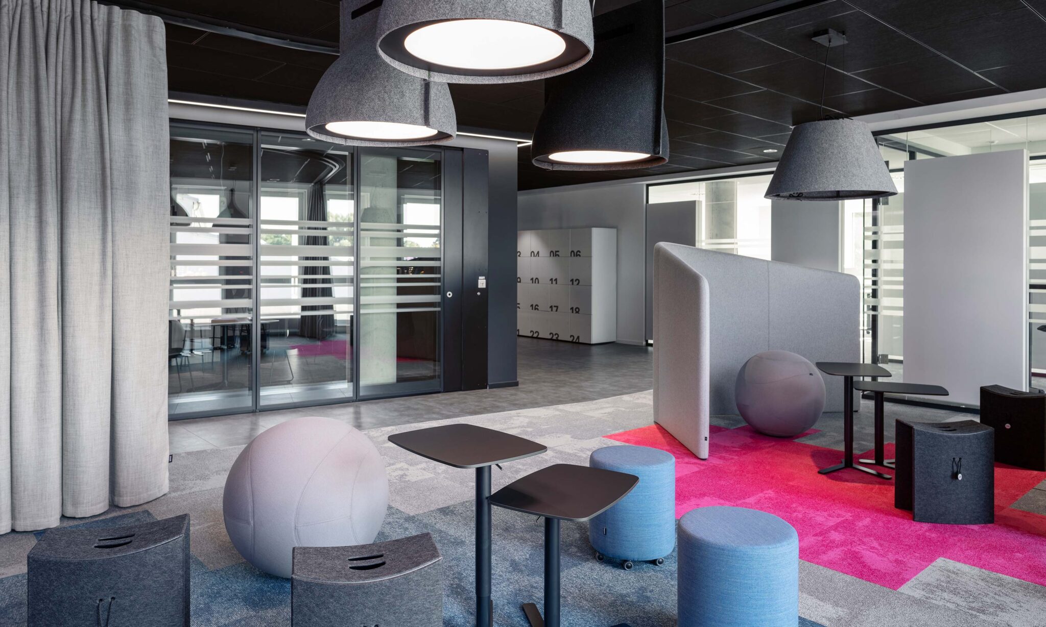 Flexible Bürogestaltung mit schalldämpfenden Mögeln und Akustikdecken