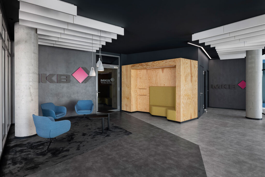 Erholungsraum mit recycelbaren Werkstoffen und Sitzecken: New Work Bürogestaltung