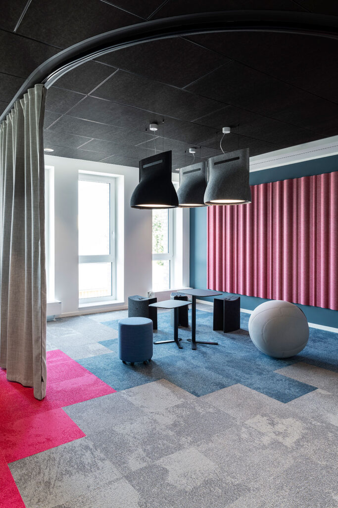 Home Zone mit schalldämmenden Möbeln, Teppichen und Lampen entsprechend unserer New Work Bürogestaltung