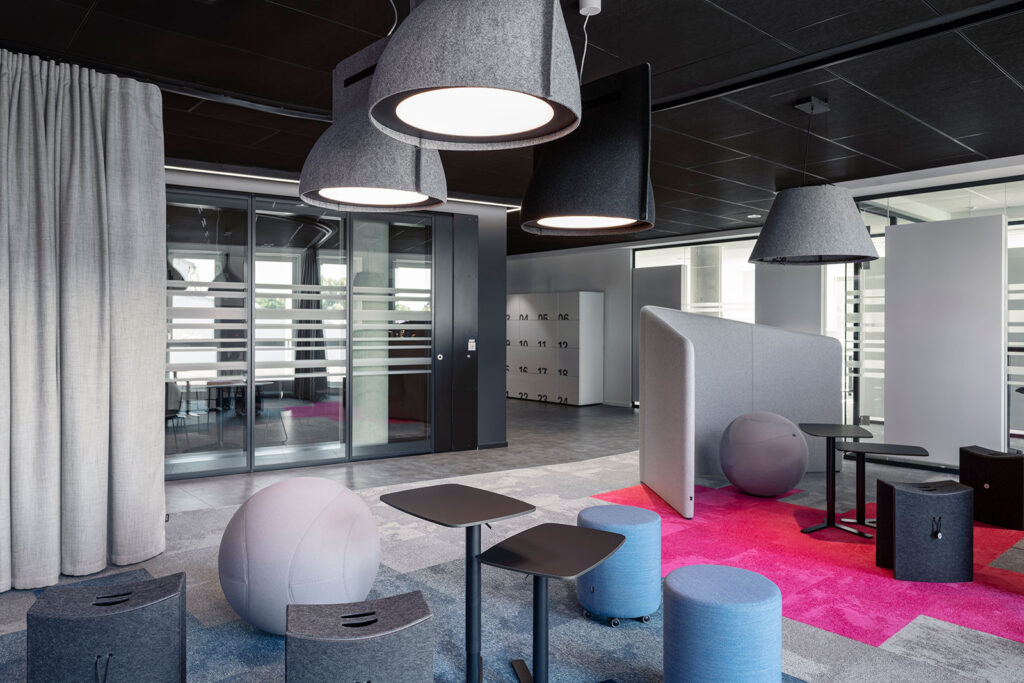 New Work Design: Home Zones mit Teppichboden und verschiedenen Sitzmöglichkeiten und -ecken