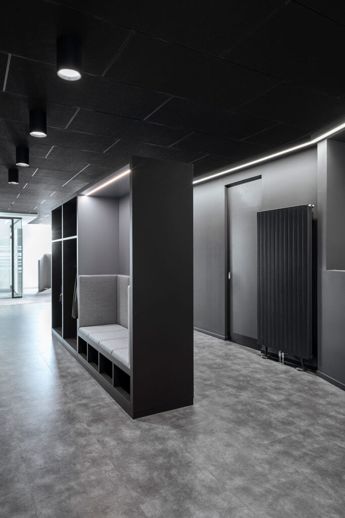 Garderobe im Eingangsbereich mit Sitzmöglichkeit und LED Beleuchtung