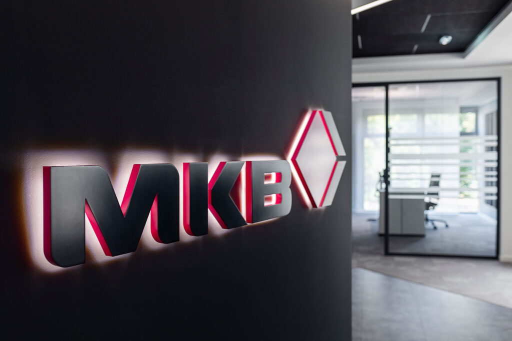 MKB Logo auf Wand im Eingangsbereich der Büroetage
