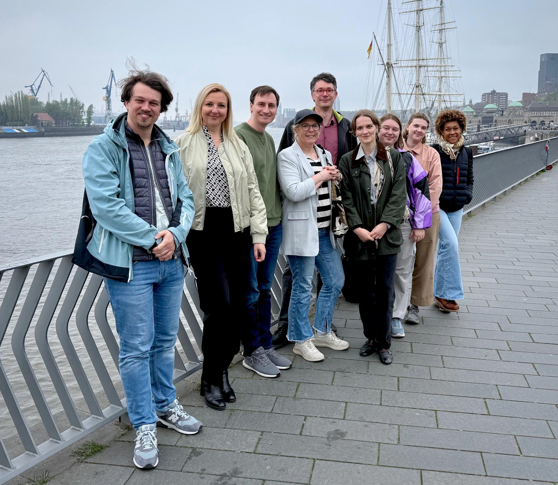 Stadtblick Architekten Hamburg, Teamfoto an den Landungsbrücken in Hamburg.
