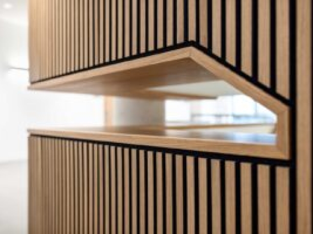 Durchblick Holzvertäfelung Wirtschaftlichkeitsberechnung Immobilien Detail Vertäfelung mit Durchblick im Foyer, Foto von Karsten Knocke