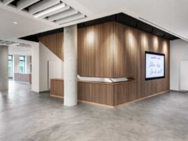 Eingangsbereich Wirtschaftlichkeitsberechnung Immobilien Foyer-Ansicht mit Teeküche und Säulen, Fotograf Karsten Knocke