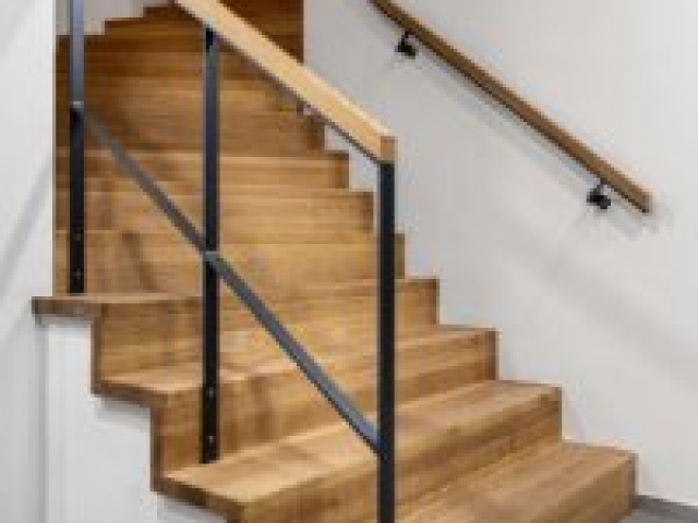 Holztreppe Wirtschaftlichkeitsberechnung Immobilien Foto Foyer mit Treppe mit Holzhandläufen und Holzoberflächen, Fotograf Karsten Knocke